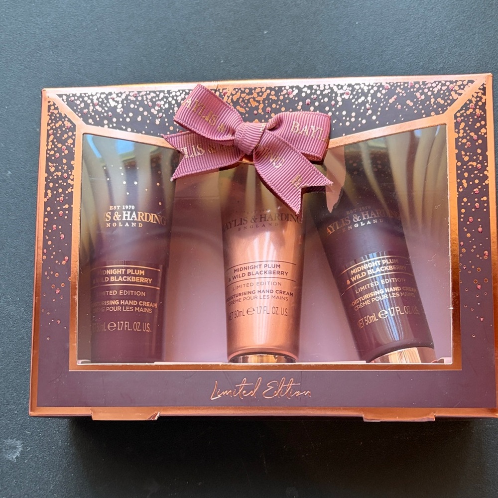 NIB Baylis & Harding Midnight Plum & Wild Blackberry Gift Set with Bow